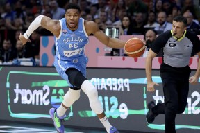 凤凰娱乐体育 -波特兰开拓者迎CBA常规赛关键赛，国际比赛日刷新队史纪录，底气十足，临场指挥获称赞的简单介绍