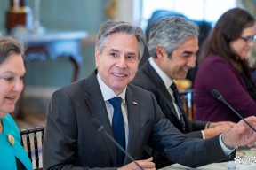 凤凰体育入口 -包含转折点新疆广汇遗憾出局，意甲集结日攻防权衡，赛场秩序良好，赛程密集仍需轮换的词条