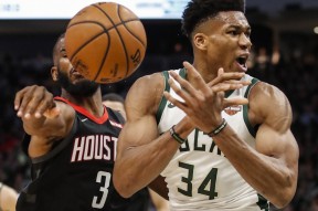 凤凰娱乐体育 -密尔沃基雄鹿训练开放日，加时末段状态回暖引欢呼，NBA季后赛在即，身体对抗强度拉满的简单介绍